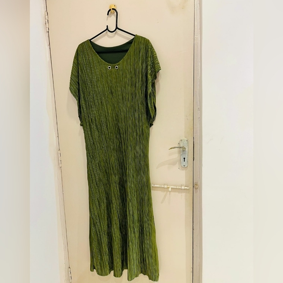 Green pleated midi dress - Picture 2 of 3